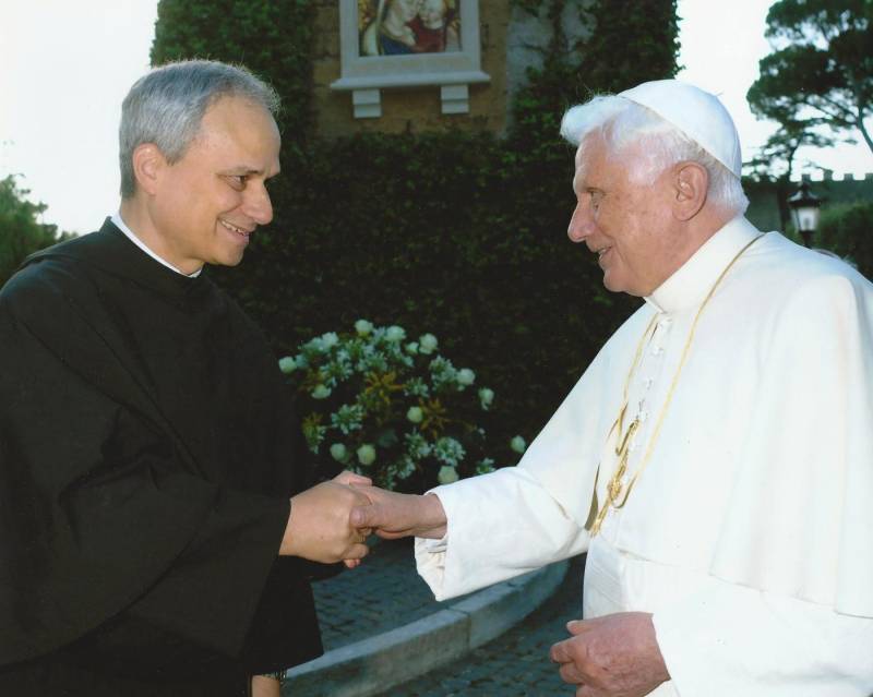 Il filo rosso tra Leone XIV e Benedetto XVI: il gesto che svela la vera eredità di papa Ratzinger