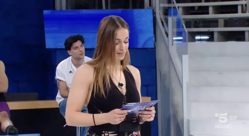 "Spesso faccio le pulizie, aiuto mamma a lavoro". La confessione della ballerina di Amici