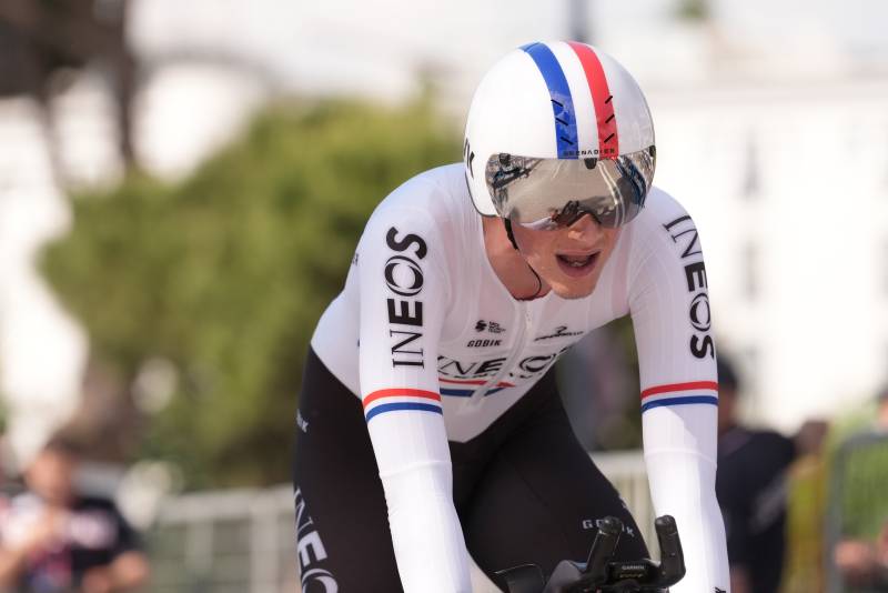 Giro, Roglic in rosa per solo un secondo: nella cronometro vince Tarling, bene Affini