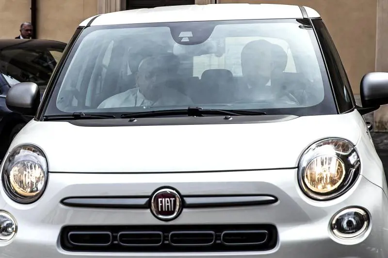 Niente più 500L, Leone XIV pensiona l'auto di Bergoglio: quale potrebbe scegliere