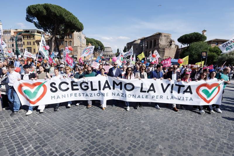 Piazza per la Vita a Roma: Allarme di Fontana: “Serve una svolta contro il declino demografico”