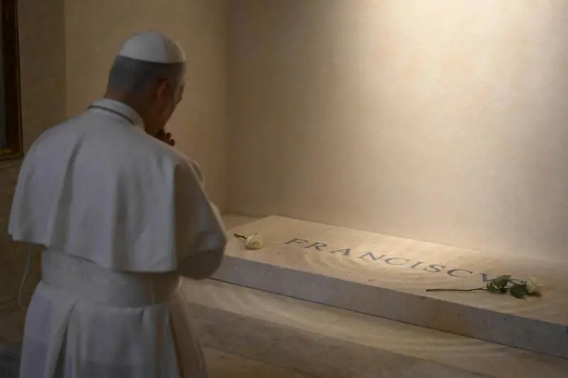 Leone XIV visita la tomba di Francesco: la preghiera e l'omaggio al predecessore