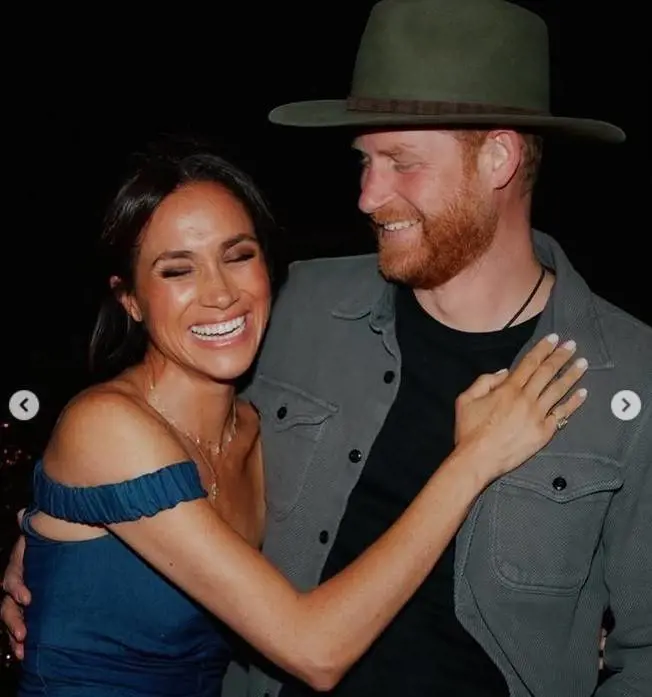 Baci, abbracci e look country: Harry e Meghan si scatenano al concerto di Beyoncé