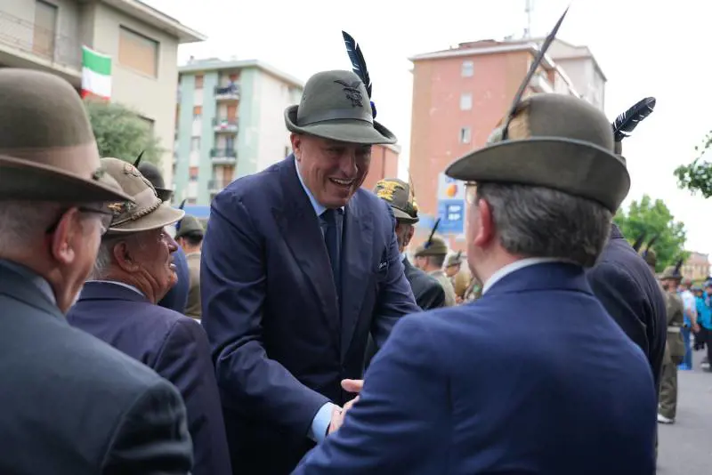 "Apolitici, persone per bene". Crosetto omaggia gli Alpini e smonta le polemiche