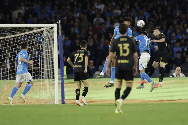  Serie A, l'Inter a un punto dal Napoli: volata scudetto infuocata, occhi su Parma e Bergamo