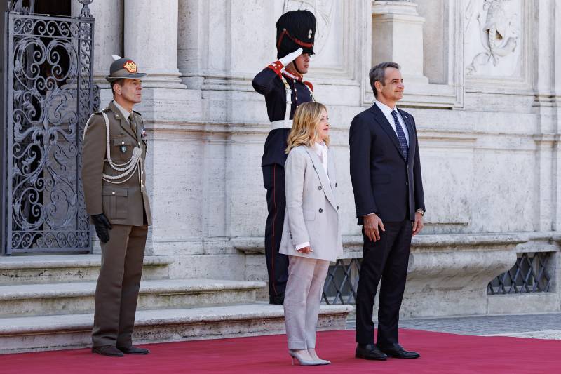 Migranti, accordo Italia-Grecia. Meloni: "Insieme per consolidare cambio approccio Ue"