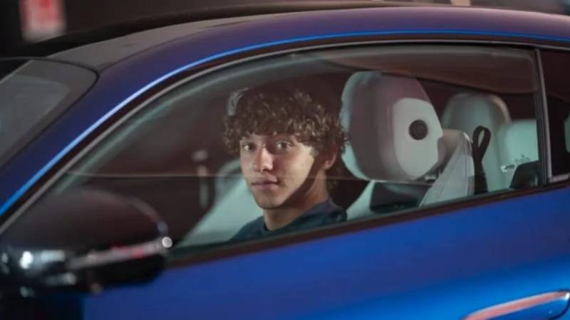 Kimi Antonelli torna a scuola con la sua nuova supercar: ecco la reazione dei compagni