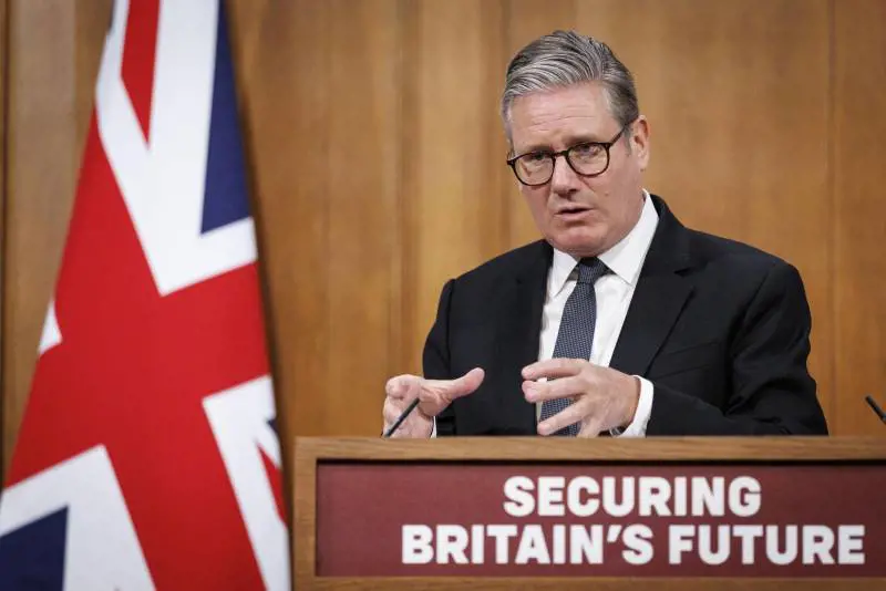 Poco carismatico e leader "popolare": chi è Keir Starmer, il primo ministro del Regno Unito