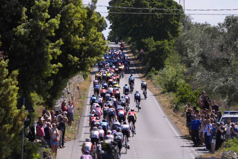 Giro 2025 tappa 4 gruppo