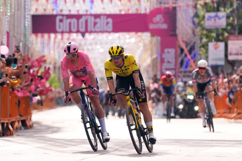 Giro 2025 tappa 4 Pedersen Kooij