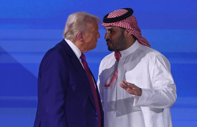 Accordi da 600 miliardi e taglio delle sanzioni alla Siria: show di Trump a Riad