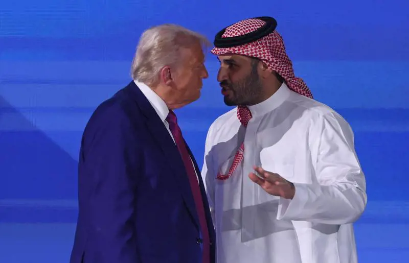 Accordi da 600 miliardi e taglio delle sanzioni alla Siria: show di Trump a Riad