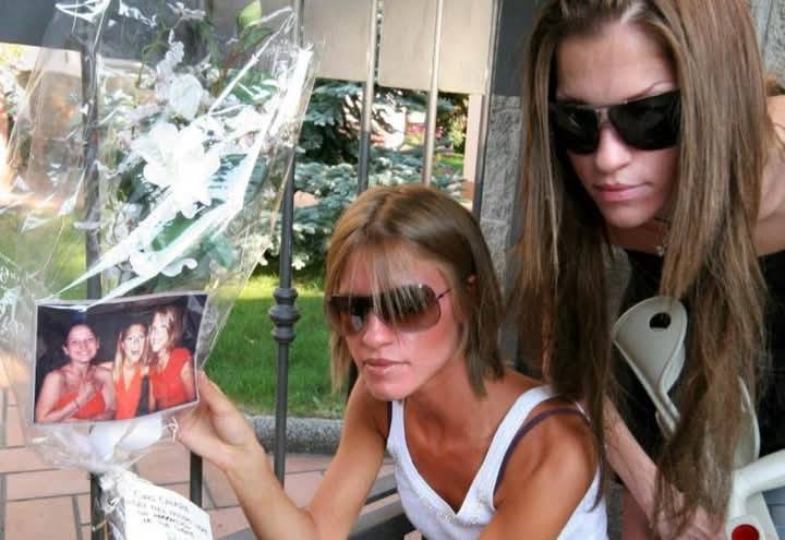 Una foto datata di Stefania e Paola Cappa davanti al cancello della villetta di via Pascoli