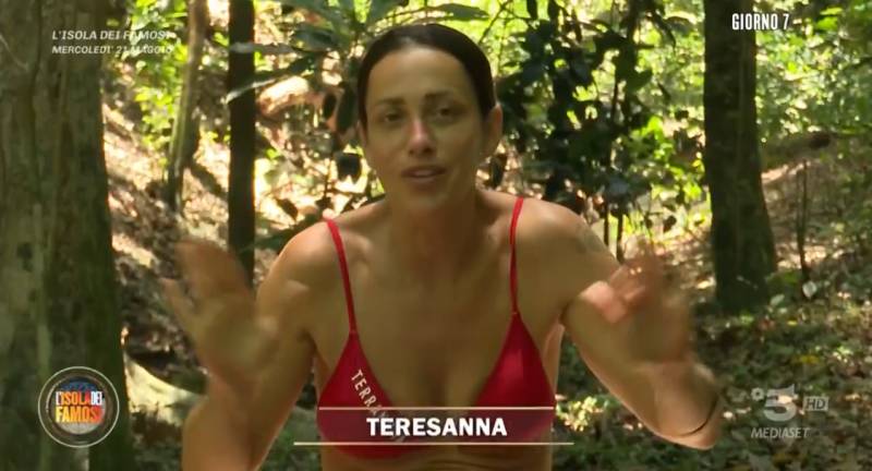 "Testa di c…". Scoppia il caos all’isola dei famosi 