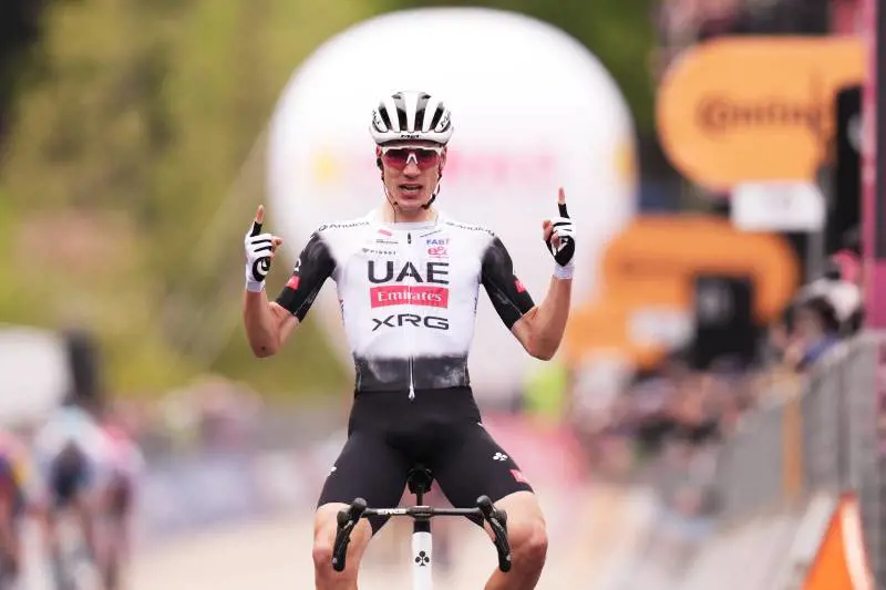Giro d’Italia, primi verdetti. Zampata di Ayuso, Roglic in rosa ma senza convincere