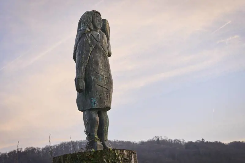 "Rubata la statua di Melania Trump". È giallo in Slovenia