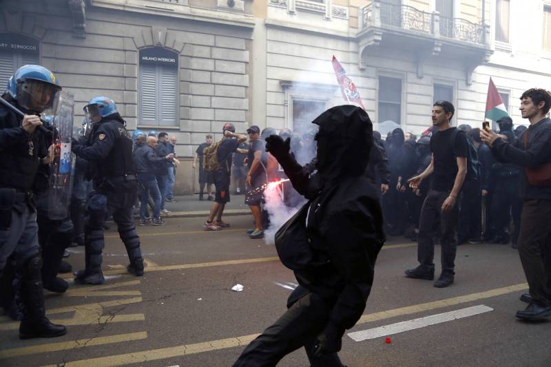 Manifestazione contro il "Remigration Summit": scontri con la polizia a Milano