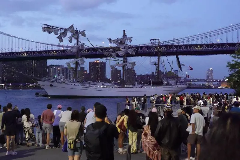 New York, nave scuola della Marina messicana urta il ponte di Brooklyn: 2 morti