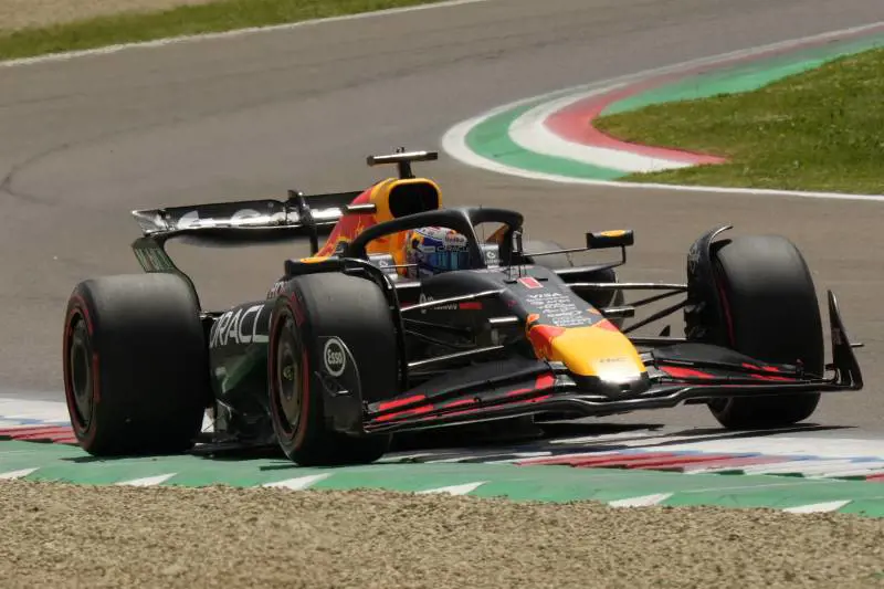 F1, Verstappen domina ad Imola ma le Ferrari ci sono: Hamilton 4°, Leclerc 6°