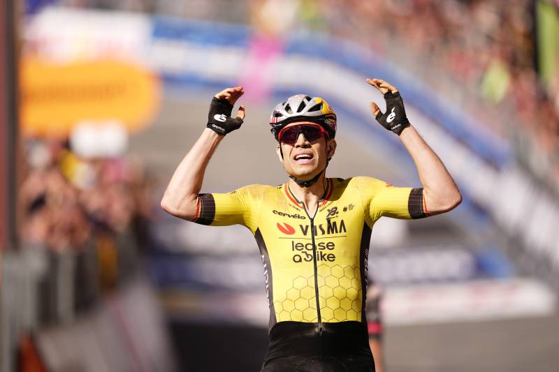 Giro 2025 tappa 9 Van Aert arrivo
