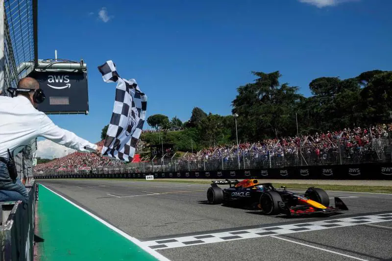 Verstappen, colpo da maestro. Ed Hamilton sfiora il podio