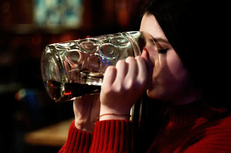 Abbuffate alcoliche, è boom tra giovani