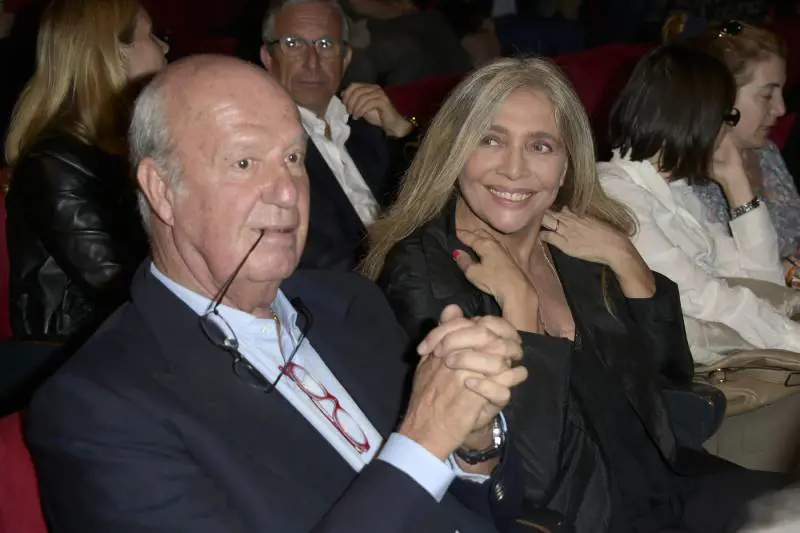 A sinistra Nicola Carraro insieme alla moglie la conduttrice Mara Venier a destra