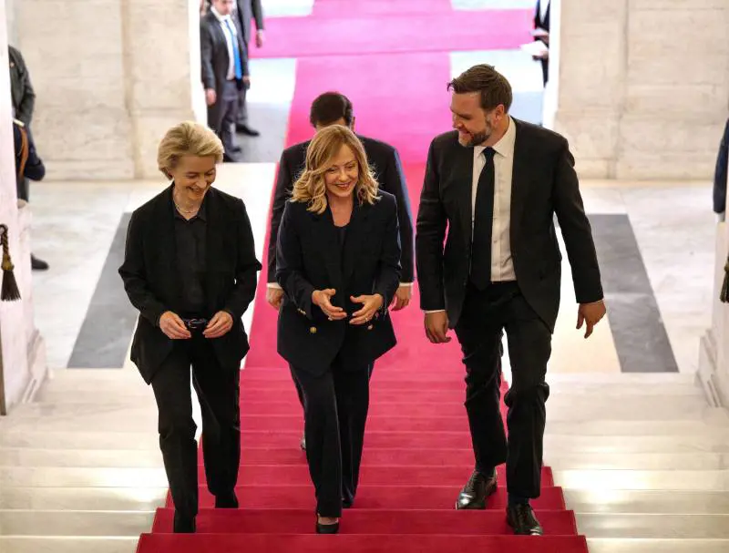 Meloni a Trump e ai leader Ue: l'Italia è pronta a favorire la pace