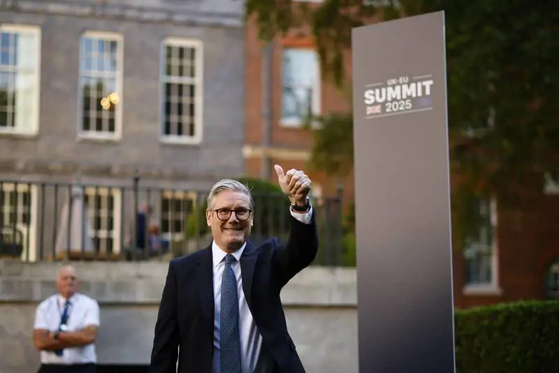 Starmer, accordo con la Ue. Farage: "Tradita la Brexit"