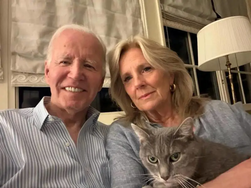Auguri e solidarietà bipartisan per Biden. L'abbraccio di Trump