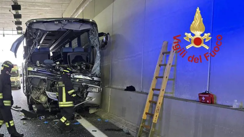 Scuolabus contro il tir: la vittima è la maestra