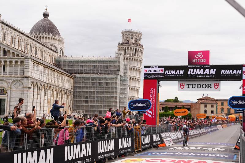 Giro d’Italia, sotto la Torre bagnata trionfa Hoole. Roglic recupera, Del Toro in rosa