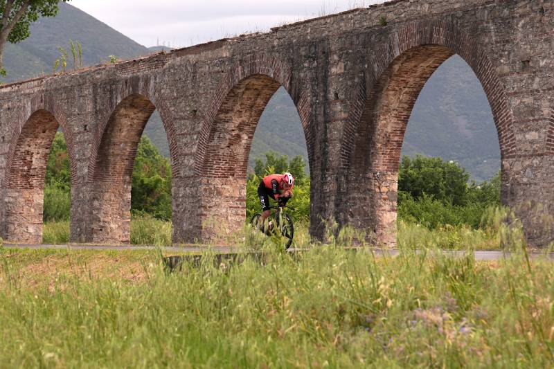 Giro 2025 tappa 10 ciclista acquedotto