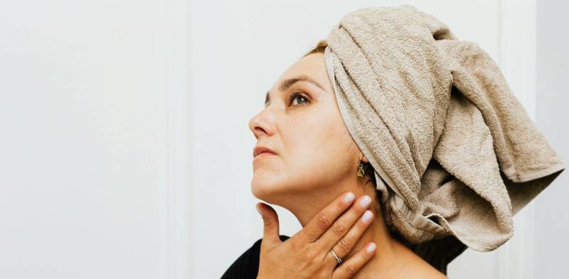 Capelli avvolti nell'asciugamano