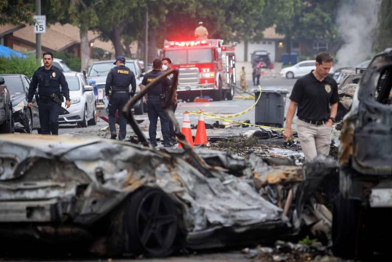L'aereo si schianta sulle case. Orrore a San Diego: 2 morti e 8 feriti