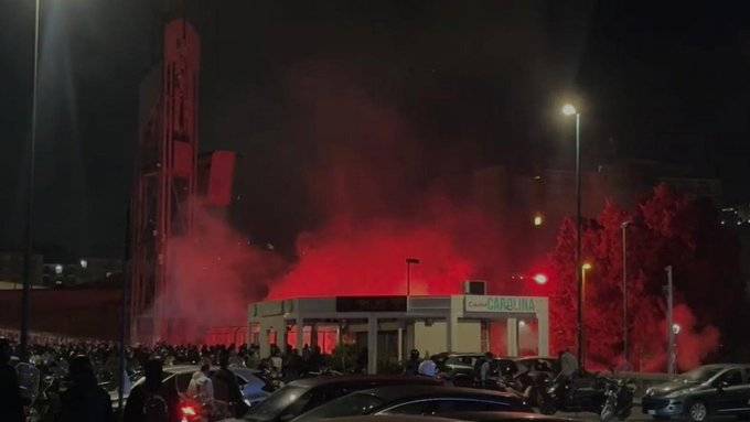 Clacson, petardi e fumogeni: tifosi del Napoli sotto l'albergo del Cagliari. Cosa è successo
