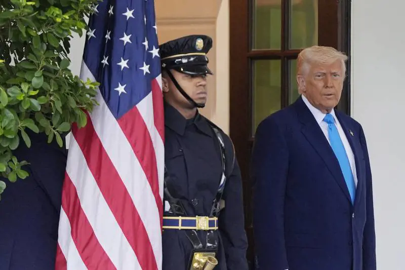 Trump minaccia l'Europa: "Dazi al 50% da giugno". Crollano le borse europee