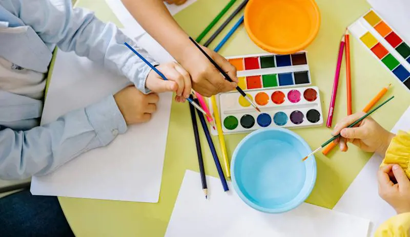 "Mostro", il vomito nello zaino. Cosa faceva la maestra ai bimbi dell'asilo