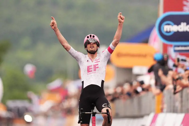 Giro d’Italia, tappa folle: caduta di massa, Ciccone ko e Asgreen domina