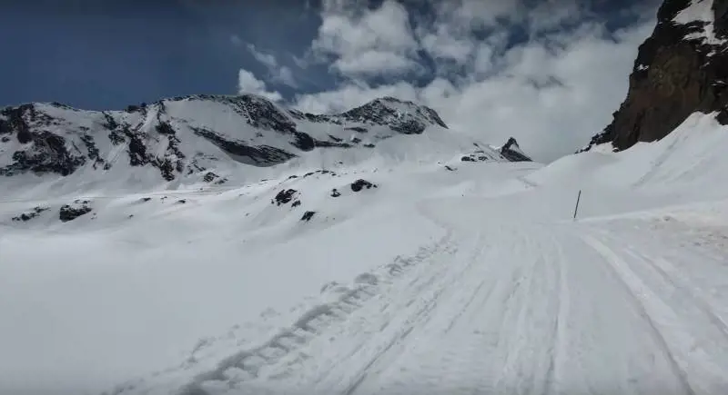 La scoperta choc in Svizzera: 5 cadaveri trovati per caso nella neve