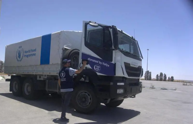 Gaza, entrano i primi camion di aiuti italiani. Croce Rossa: "Uccisi due nostri operatori"