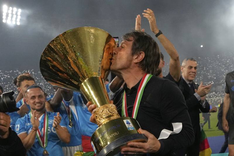 Napoli scudetto Conte trofeo