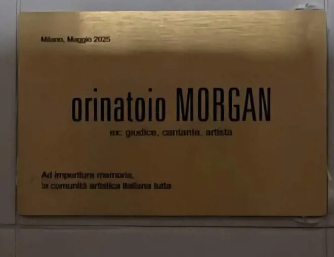 "Orinatoio Morgan", targa choc contro il cantante. Che cerca solidarietà e non la trova