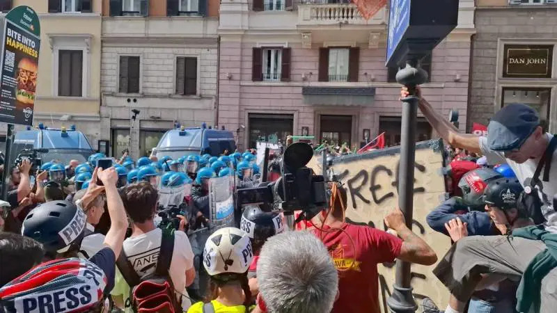 Minacce, scontri e pestaggi. Il Viminale rafforza le scorte