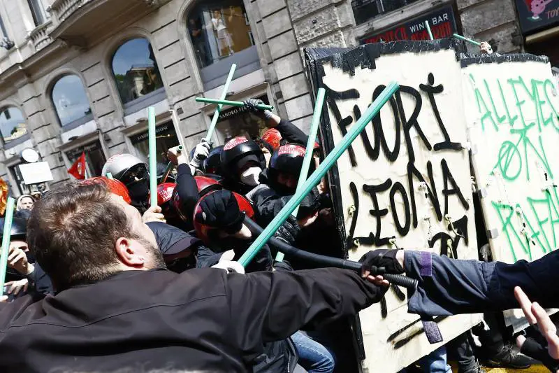 Botte alla polizia e show alla Camera. Così la sinistra difende ladre e occupanti abusivi