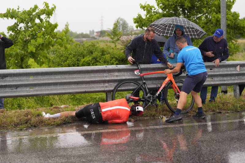 Giro 2025 tappa 16 caduta Tarling