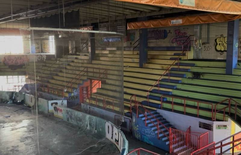 Degrado nello storico palazzetto Agorà del ghiaccio di Milano