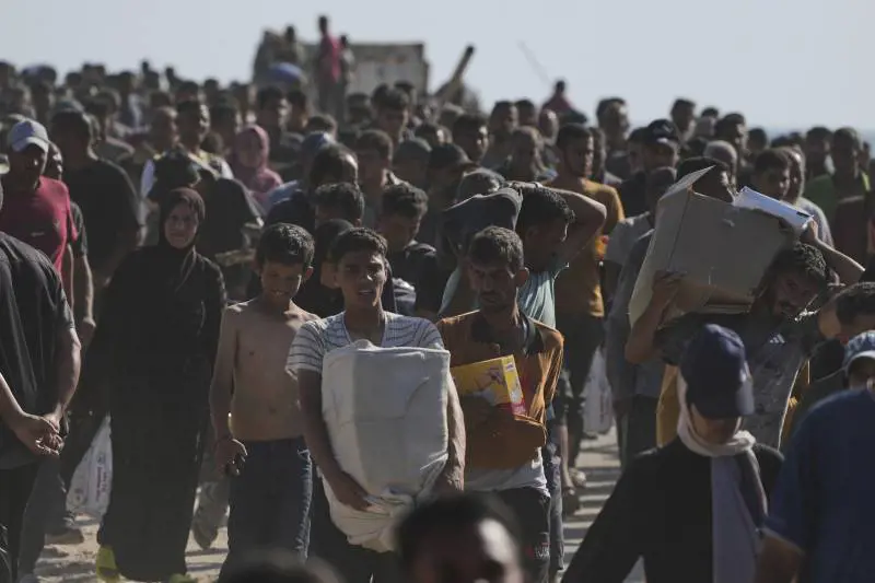L'assalto e gli spari in aria: Gaza nel caos per la consegna degli aiuti. Accuse tra Israele e ONU