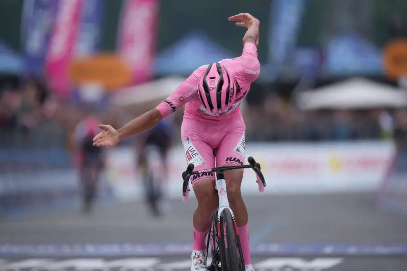 Giro d’Italia, grande prova di forza della maglia rosa. Del Toro vince e convince a Bormio