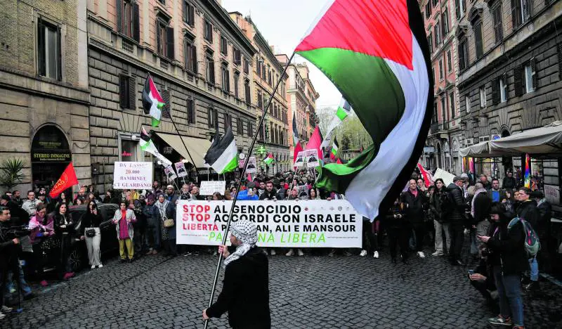 Sinistra in piazza senza centristi e garanzie. Verso il boomerang di un 7 giugno di odio